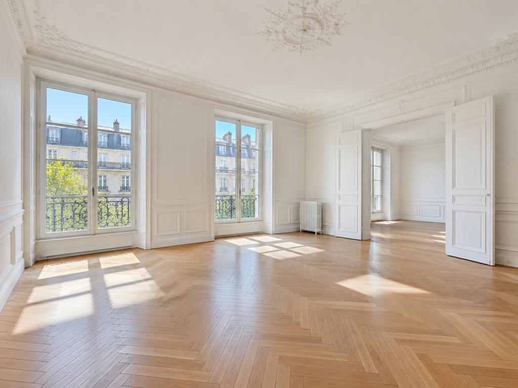 Mur propre et rénovation lumineuse après rafraîchissement