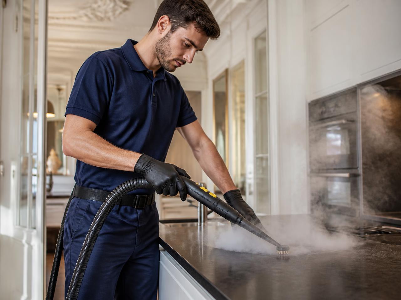 Agent Tout Débarras en action au nettoyeur vapeur sèche 180°C sur un plan de travail